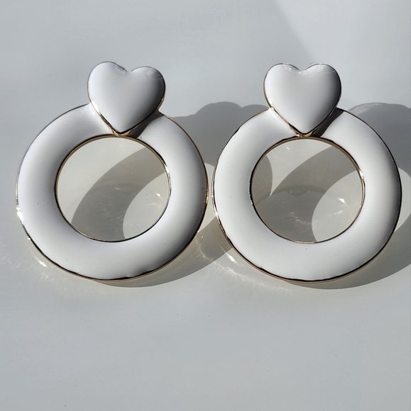 Earrings by Sugarfix enamel heart. For pierced ears. Gold and white. - Picture 3 of 3